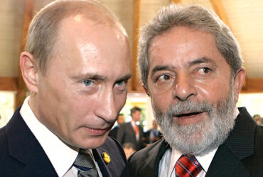Brazilian President Luiz Inacio Lula da Silva (R) speaks with his Russian counterpart Vladimir Putin prior to a working session of the G8 leaders and African nations, 08 June 2007 on the last day of the G8 summit in Heiligendamm, northeastern Germany. The Group of Eight wealthiest nations agreed to pledge 60 billion dollars to fight AIDS and malaria in Africa. AFP PHOTO / ITAR-TASS / PRESIDENTIAL PRESS SERVICE Brazilian President Luiz Inacio Lula da Silva (Photo by DMITRY ASTAKHOV / ITAR-TASS / AFP)