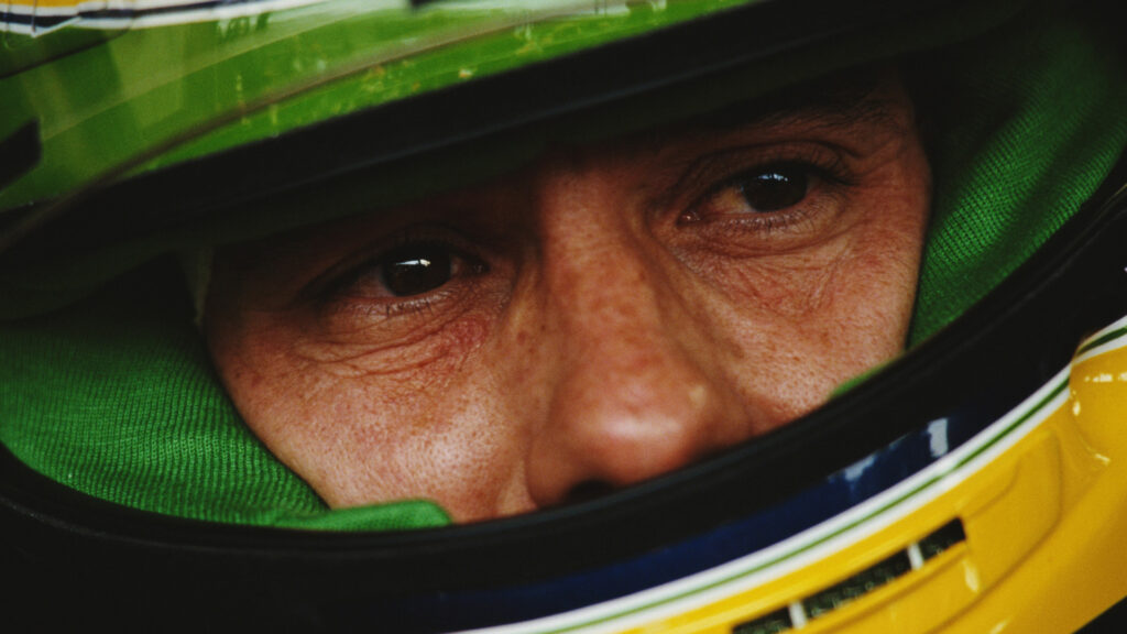 Há 30 anos, em 1º de maio de 1994, Ayrton Senna morreu após bater no GP de San Marino de Fórmula 1. A morte da lenda brasileira chocou o esporte e provocou uma onda de tristeza em todo o mundo, especialmente aqui no Brasil, onde milhões de famílias assistiam a corrida ao vivo no feriado do Dia do Trabalho. Com uma carreira ilustre, Senna conquistou 41 vitórias em Grandes Prêmios e três Campeonatos de Pilotos. Três décadas depois daquele fatídico dia em Ímola, ele ainda é considerado um dos melhores pilotos de F1 de todos os tempos.