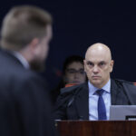 Primeira Turma do STF inicia julgamento do ex-presidente; críticas ao ministro Alexandre de Moraes e temores sobre democracia ganham força.