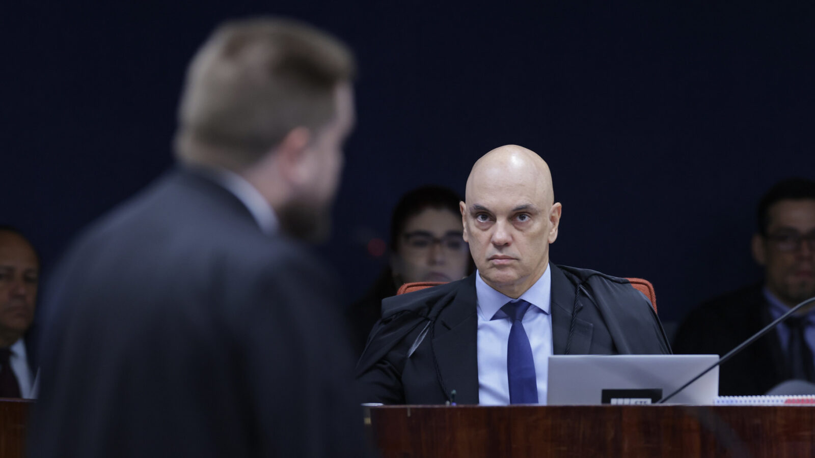 Primeira Turma do STF inicia julgamento do ex-presidente; críticas ao ministro Alexandre de Moraes e temores sobre democracia ganham força.