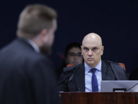 Primeira Turma do STF inicia julgamento do ex-presidente; críticas ao ministro Alexandre de Moraes e temores sobre democracia ganham força.