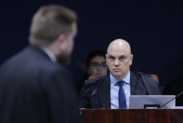 Primeira Turma do STF inicia julgamento do ex-presidente; críticas ao ministro Alexandre de Moraes e temores sobre democracia ganham força.