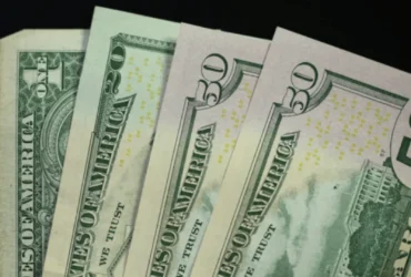Dólar bate forte alta após reeleição de Lula