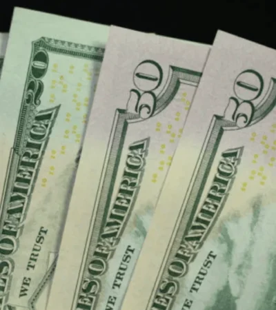 Dólar bate forte alta após reeleição de Lula