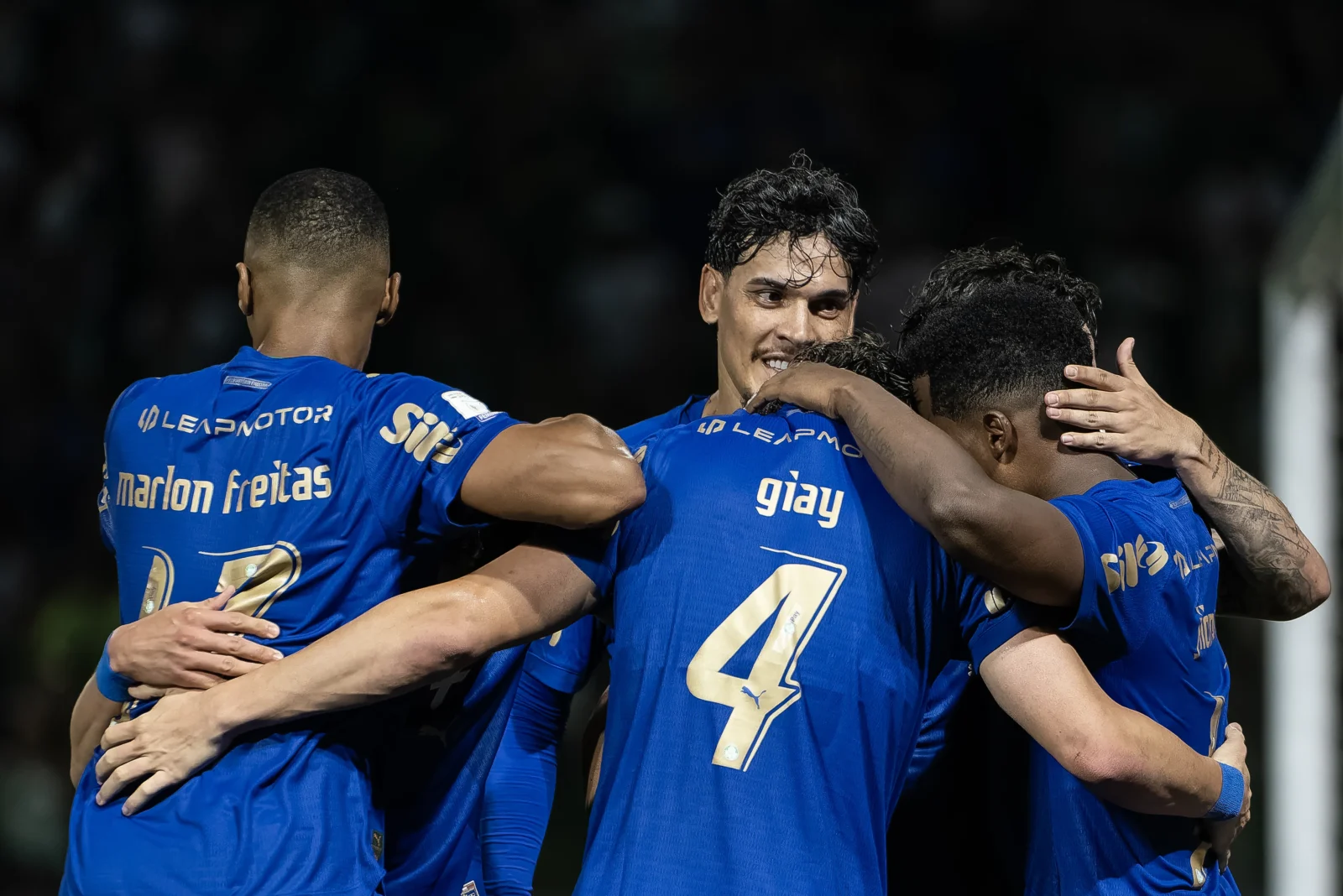 Palmeiras vence Bragantino e assume a liderança do campeonato