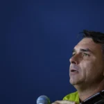 Quem governa o Brasil: Flávio Bolsonaro questiona postura de Lula em debate