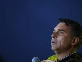 Quem governa o Brasil: Flávio Bolsonaro questiona postura de Lula em debate