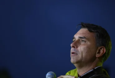 Quem governa o Brasil: Flávio Bolsonaro questiona postura de Lula em debate