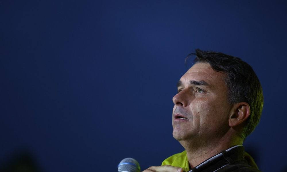 Quem governa o Brasil: Flávio Bolsonaro questiona postura de Lula em debate