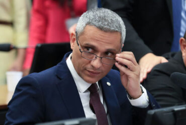 TSE ordena remoção de áudio de Gayer sobre mesários e fixa multa horária